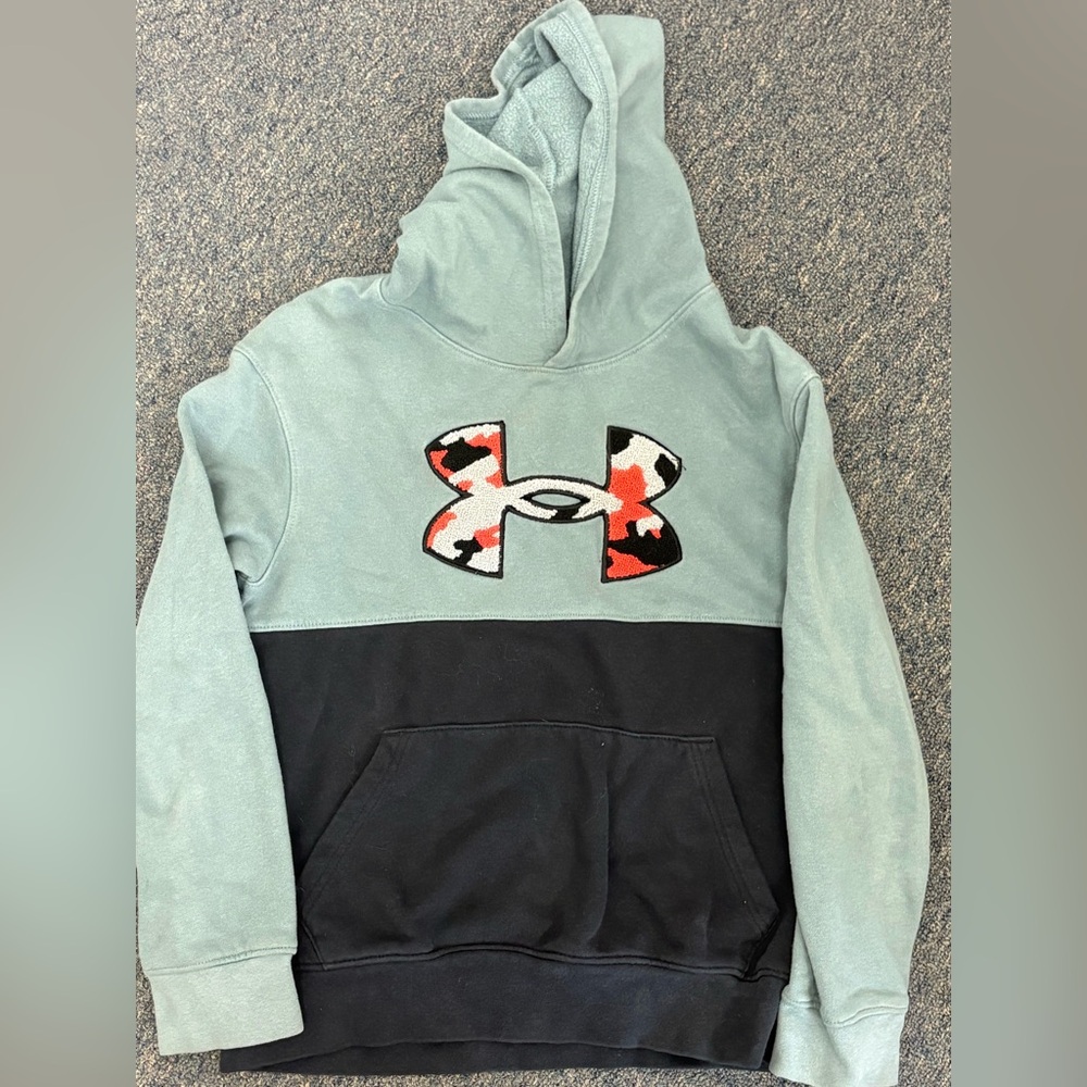 Boys medium Under Armour ColdGear Hoodie
